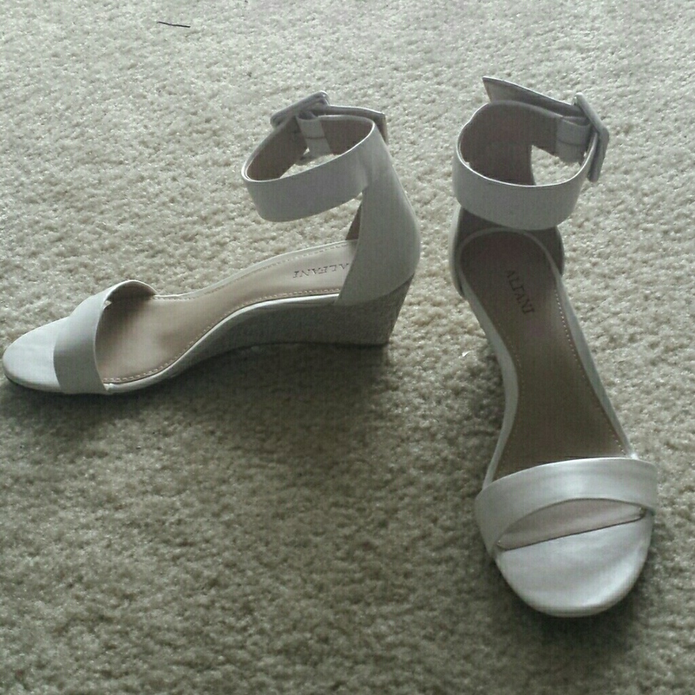 NWOB Alfani White Wedges sz 8